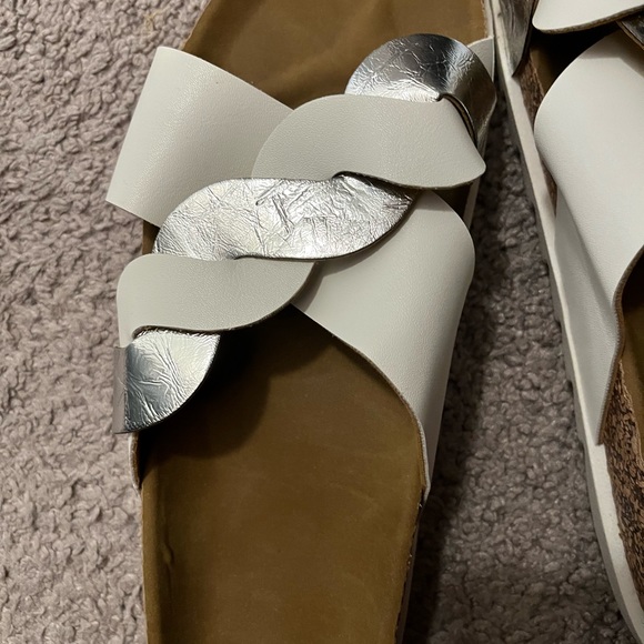 White and silver metallic sandals - Picture 3 of 3